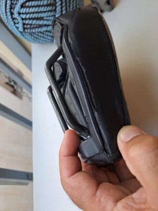 Sillín anatomico de bicicleta negro.