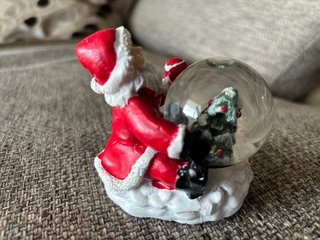 Papá Noel con Bola de Cristal Navideña
