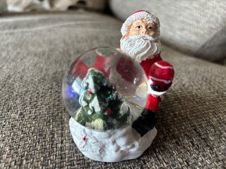 Papá Noel con Bola de Cristal Navideña