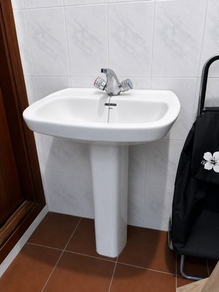 Lavabo de pie porcelana blanca con grifería