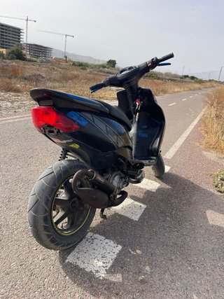 Yamaha Jog RR Scooter Negra y Azul
