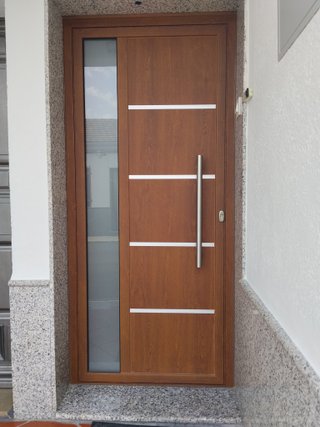 Puerta aluminio entrada  como nueva no negociable