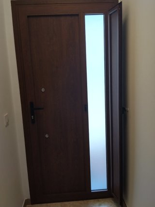 Puerta aluminio entrada  como nueva no negociable