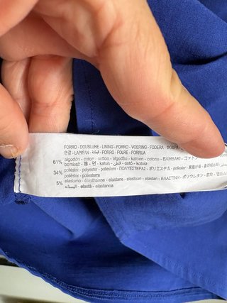 Vestido azul con adorno de volantes de Zara