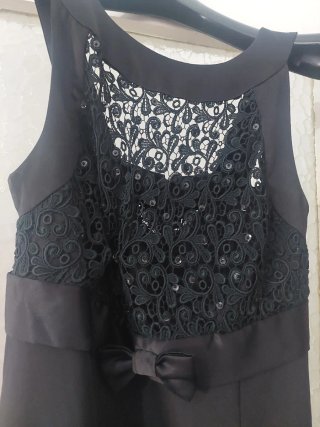 Vestido de fiesta negro con encaje