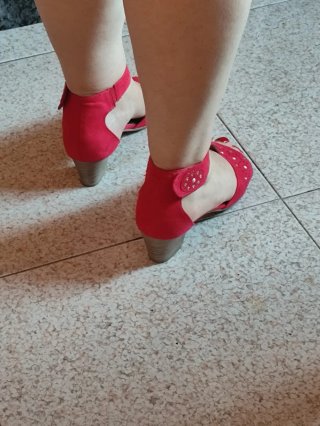 Sandalias rojas con tachuelas