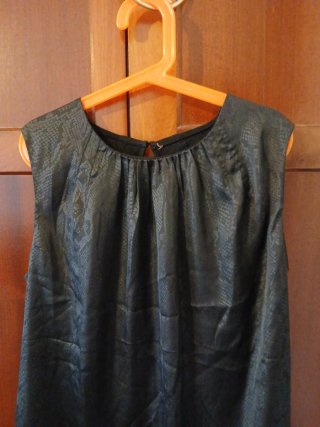 Blusa negra sin mangas talla M
