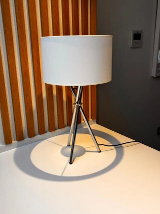 Lampada da tavolo moderna argentata