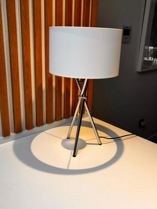 Lampada da tavolo moderna argentata