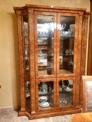 Vitrina de madera y cristal