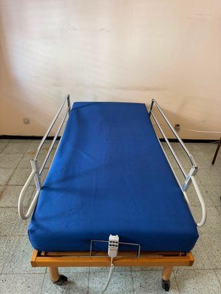 Cama articulada con colchón sanitario