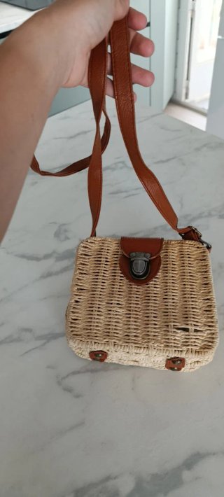 Bolso de mimbre con cierre metálico