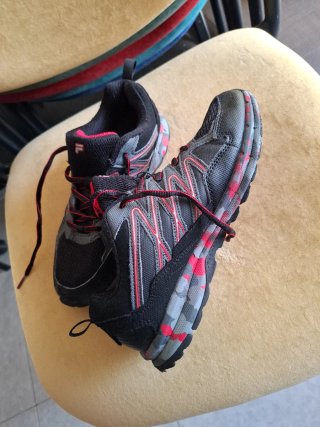 Zapatillas Fila Negras y Rojas
