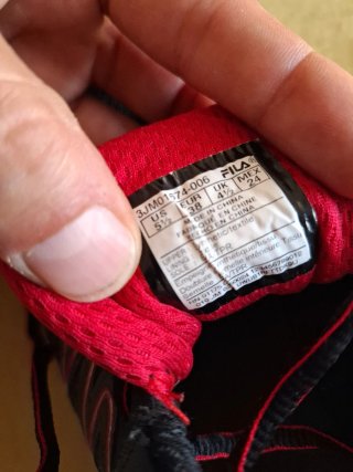 Zapatillas Fila Negras y Rojas