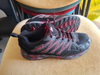 Zapatillas Fila Negras y Rojas