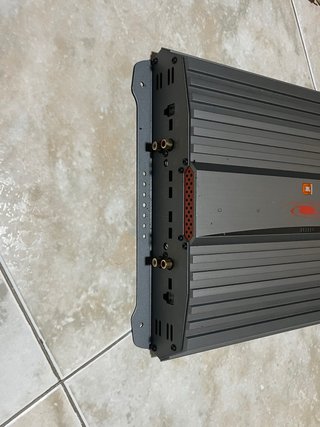 Equipo car audio: Ampli JBL y altavoces Pioneer