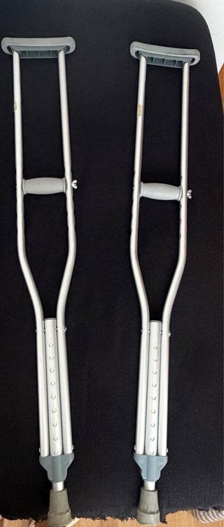Muletas ortopédicas regulables de aluminio – Par