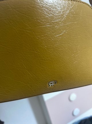 Bolso Parfois mostaza tachuelas