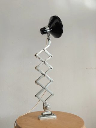 Lampada da scrivania vintage con design classico a forbice