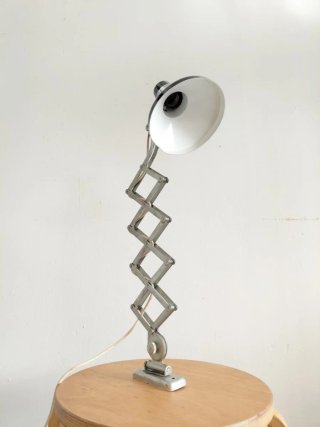 Lampada da scrivania vintage con design classico a forbice
