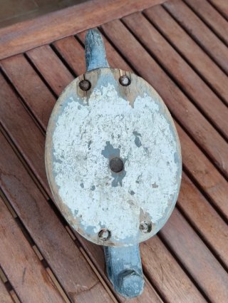 Antigua polea náutica de madera