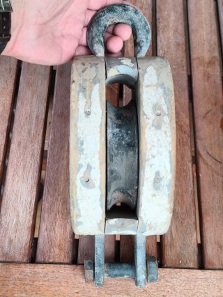 Antigua polea náutica de madera