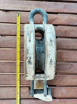 Antigua polea náutica de madera