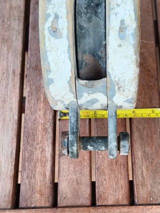 Antigua polea náutica de madera