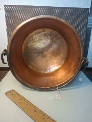 Antico calderone di rame