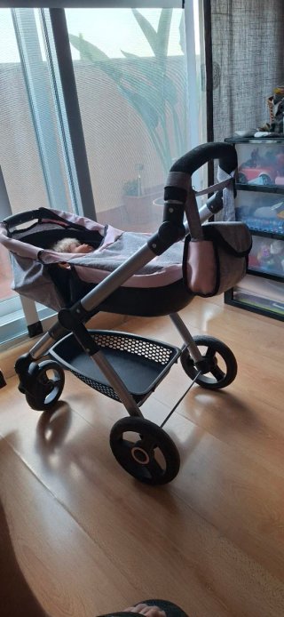 Carrito de muñecas gris y rosa