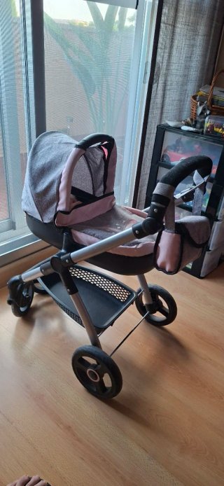 Carrito de muñecas gris y rosa