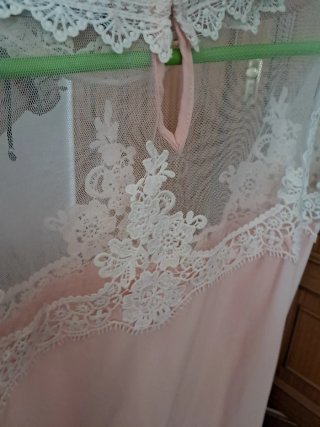 Blusa de encaje rosa y blanco