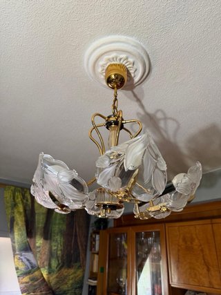 Lámpara de salón dorada y transparente