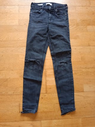 Pantalón vaquero negro pitillo desgastado
