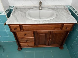 Mueble de baño madera y mármol con espejo