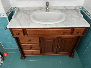 Mueble de baño madera y mármol con espejo