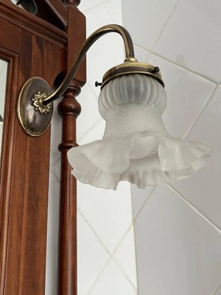 Mueble de baño madera y mármol con espejo