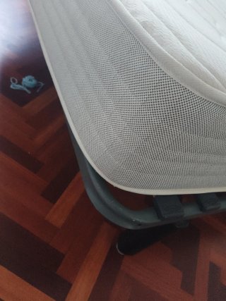 Colchón de tela sin manchas de fluidos corporales.