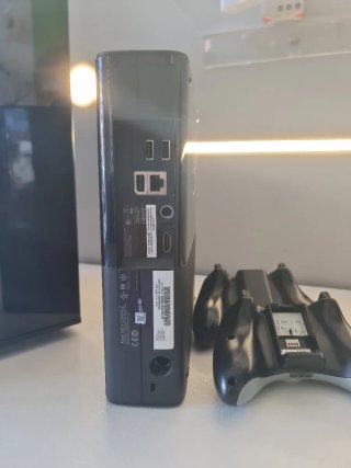 Console funzionante 1 Xbox 360e con 2 Joystick