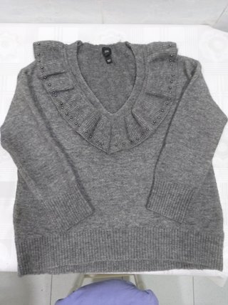 Jersey de lana gris con volantes