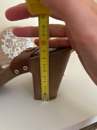 Sandalias de tacón marrones con hebilla dorada