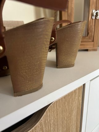 Sandalias de tacón marrones con hebilla dorada