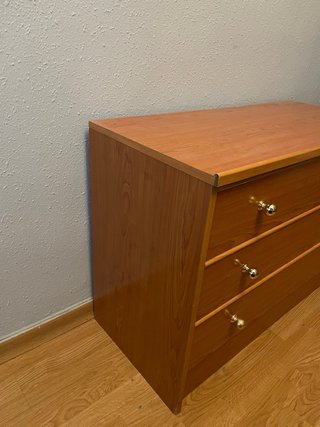 Cómoda baja de madera clara con 3 cajones