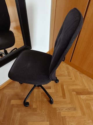Silla para escritorio negra con ruedas