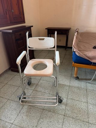 Silla de ducha con ruedas y frenos incorporados