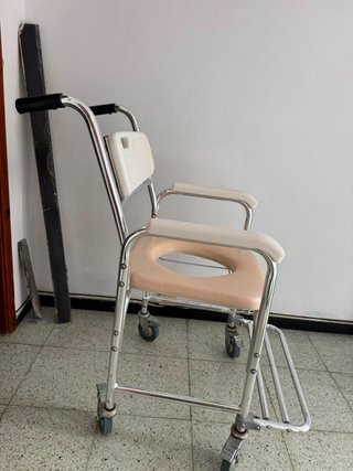 Silla de ducha con ruedas y frenos incorporados