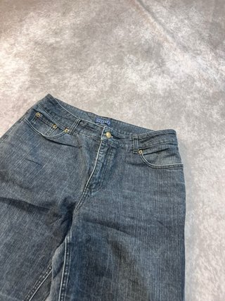 Pantalones vaqueros azules con detalles dorados