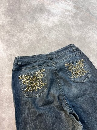 Pantalones vaqueros azules con detalles dorados