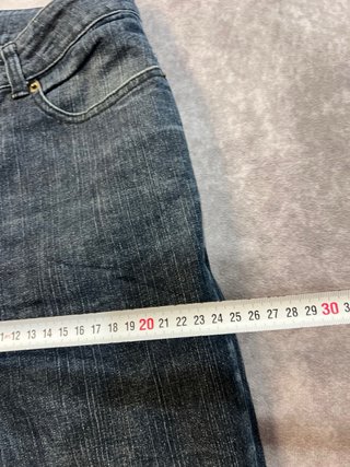 Pantalones vaqueros azules con detalles dorados