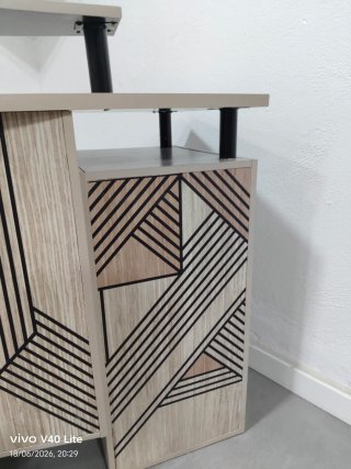 Mostrador moderno con diseño geométrico
